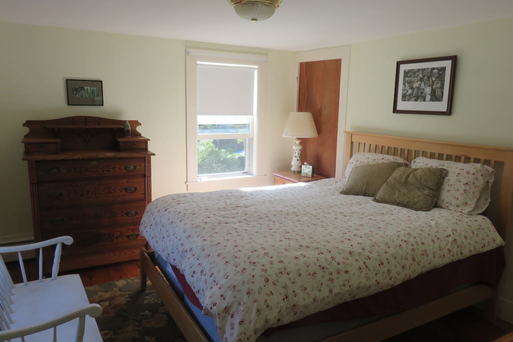Gloucester Room (features photos)
queen size bed, antique dresser and chest.
Afternoon sun