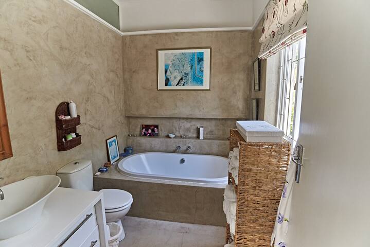 Comfortable and stylish Claremont Cottage gallery image 2