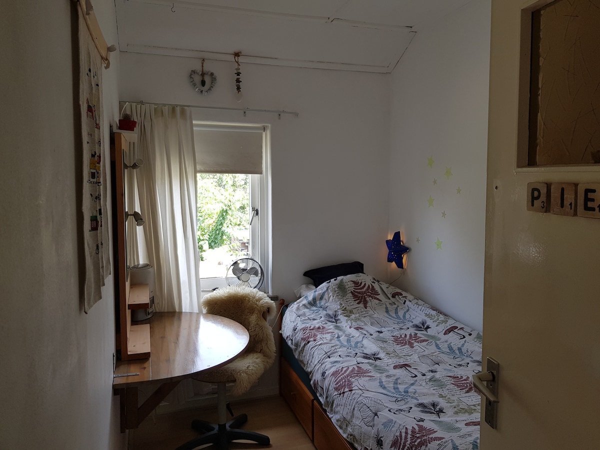 Bedroom 4 single bed 