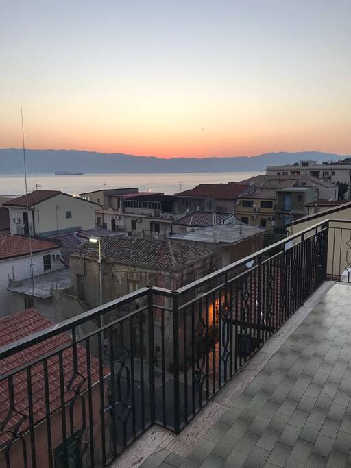 Tramonto lato mare. Sicilia sullo sfondo