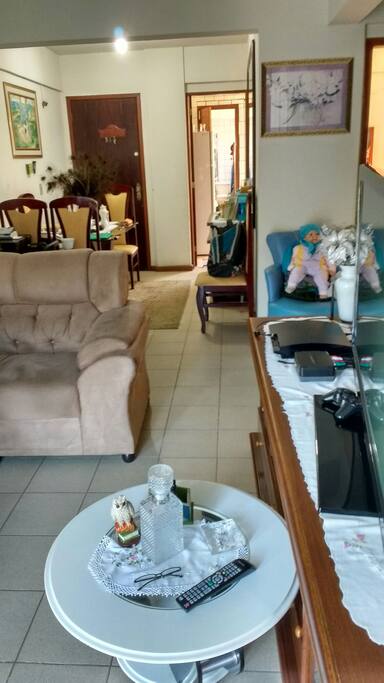 Sala com sofá e TV