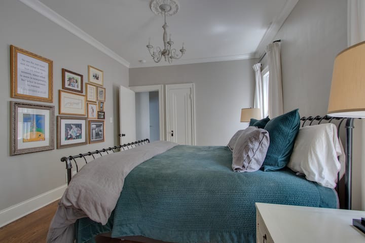 Camera da letto al piano inferiore con letto king-size