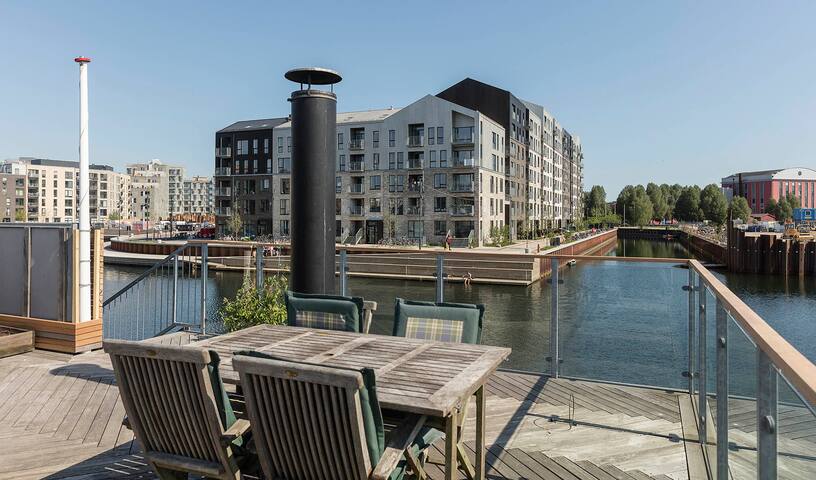 Unique houseboat with a view gallery image 5