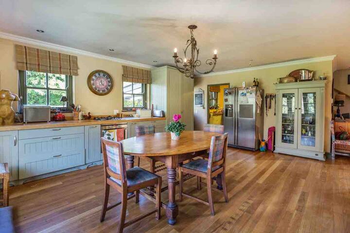 Country style home in Hout Bay with large garden gallery image 3