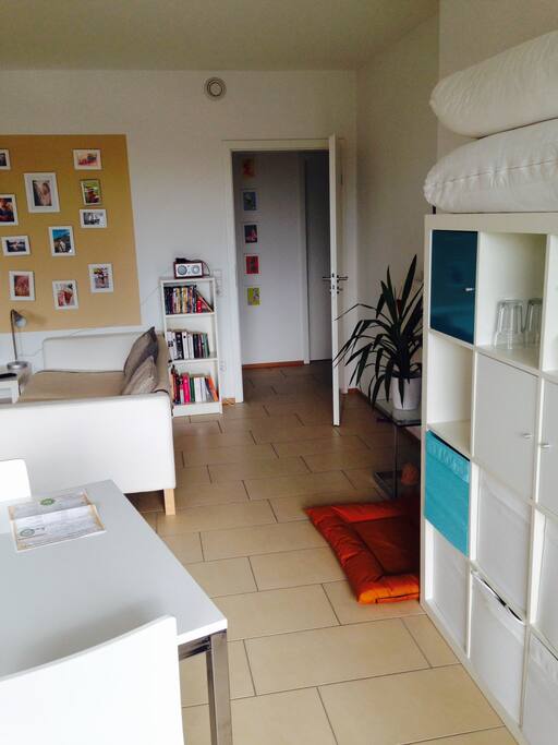 Im Reagl rechts habe ich Dir Platz frei gemacht, wo Du Deine Sachen gerne verstauen kannst.
