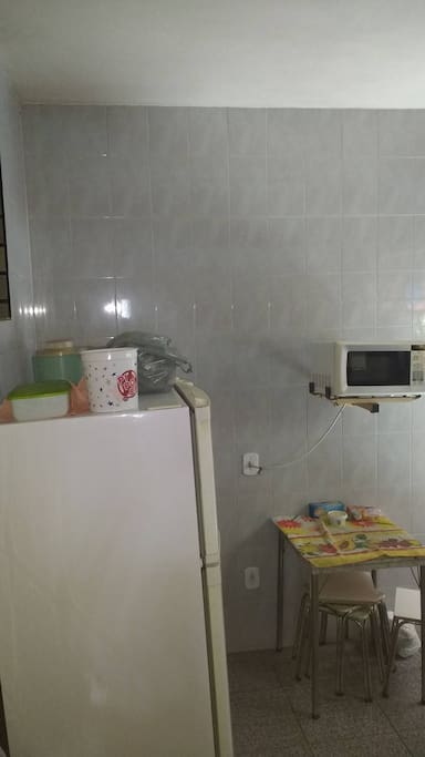 Cozinha compartilhada: geladeira, freezer, fogão, micro ondas.
