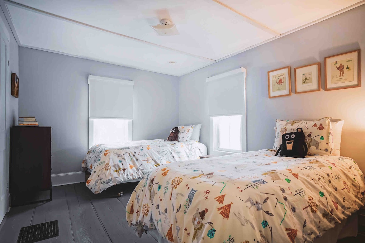 لدينا غرفة نوم مزدوجة مناسبة للأطفال (أو محبة للمرح) في الطابق العلوي مع ستائر معتِّمة