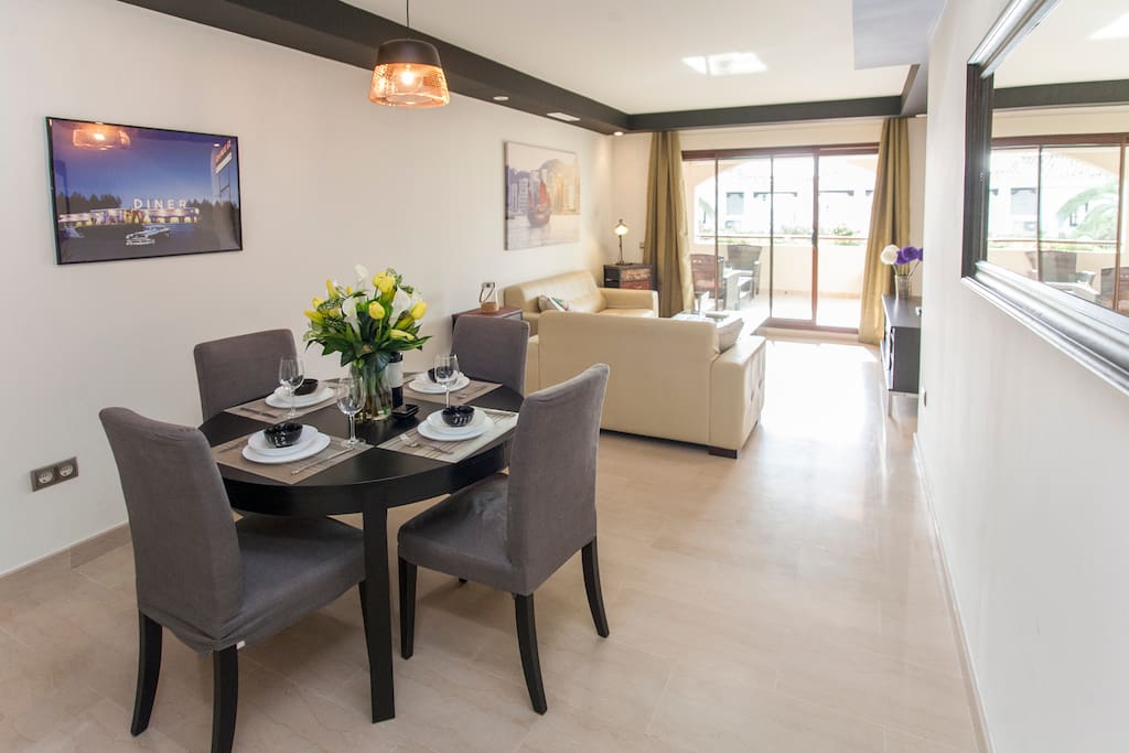 Elegant and ample living room. Recently decorated.