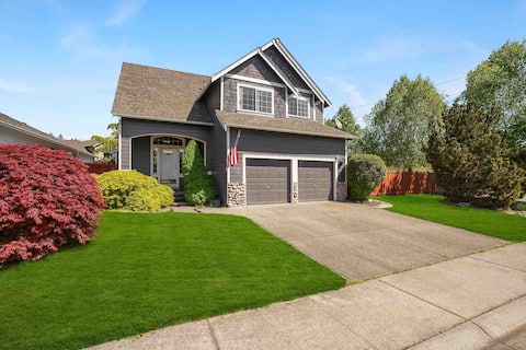 HUGE Fenced Backyard+Pets! Full Home Gym+Garage!