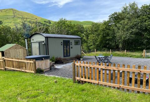 Private Shepherds Hut with Hot Tub