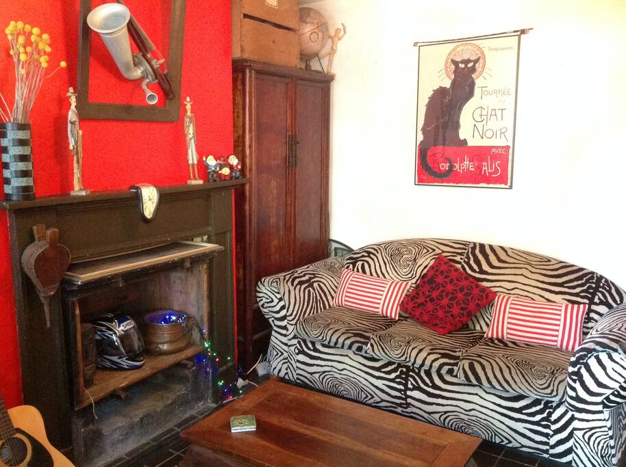 Lounge with pull out sofa