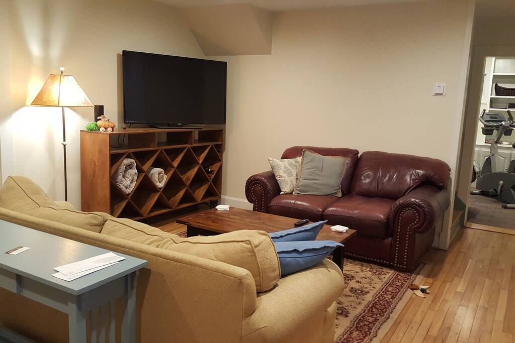 Living Room TV Has DirecTVNow and Netflix