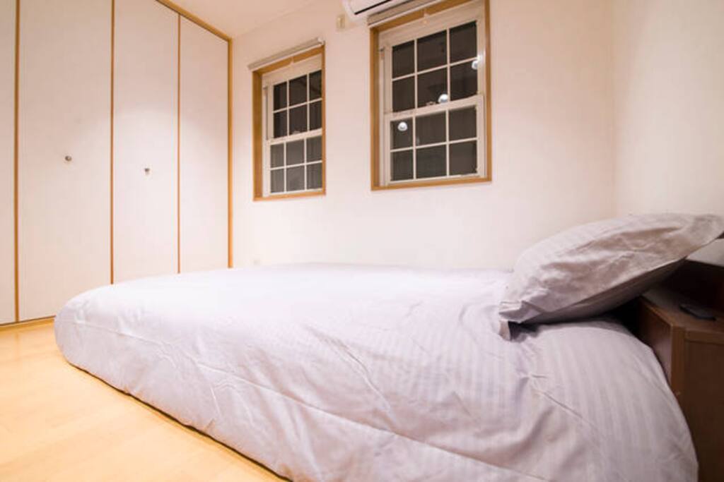 Bedroom with double windows /带雙窗戶臥室