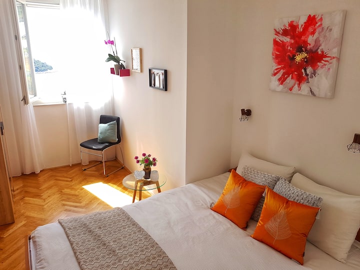 1 - ва слънчева спалня с изглед към морето  и остров Локрум