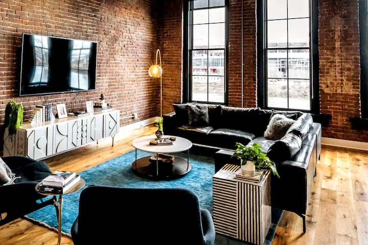 Luxury Loft w/ River View – 1 block from Broadway