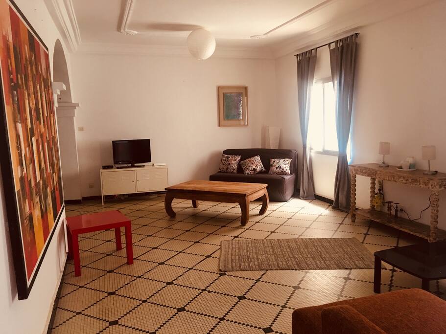Prolongement du salo avec écran plat et petit canapé gris clic-clac