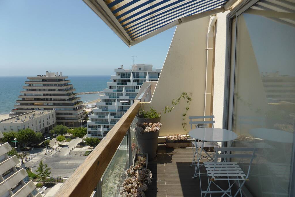 Les feux d'artifices sont tirés en face de l'appartement