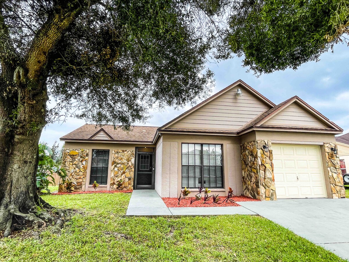 Sunshine Villa Tropical 3BR/2BA Bradenton Escape Houses for Rent in