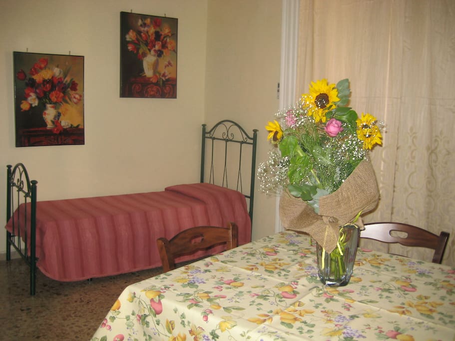 Stanza da pranzo/soggiorno con letto aggiuntivo.