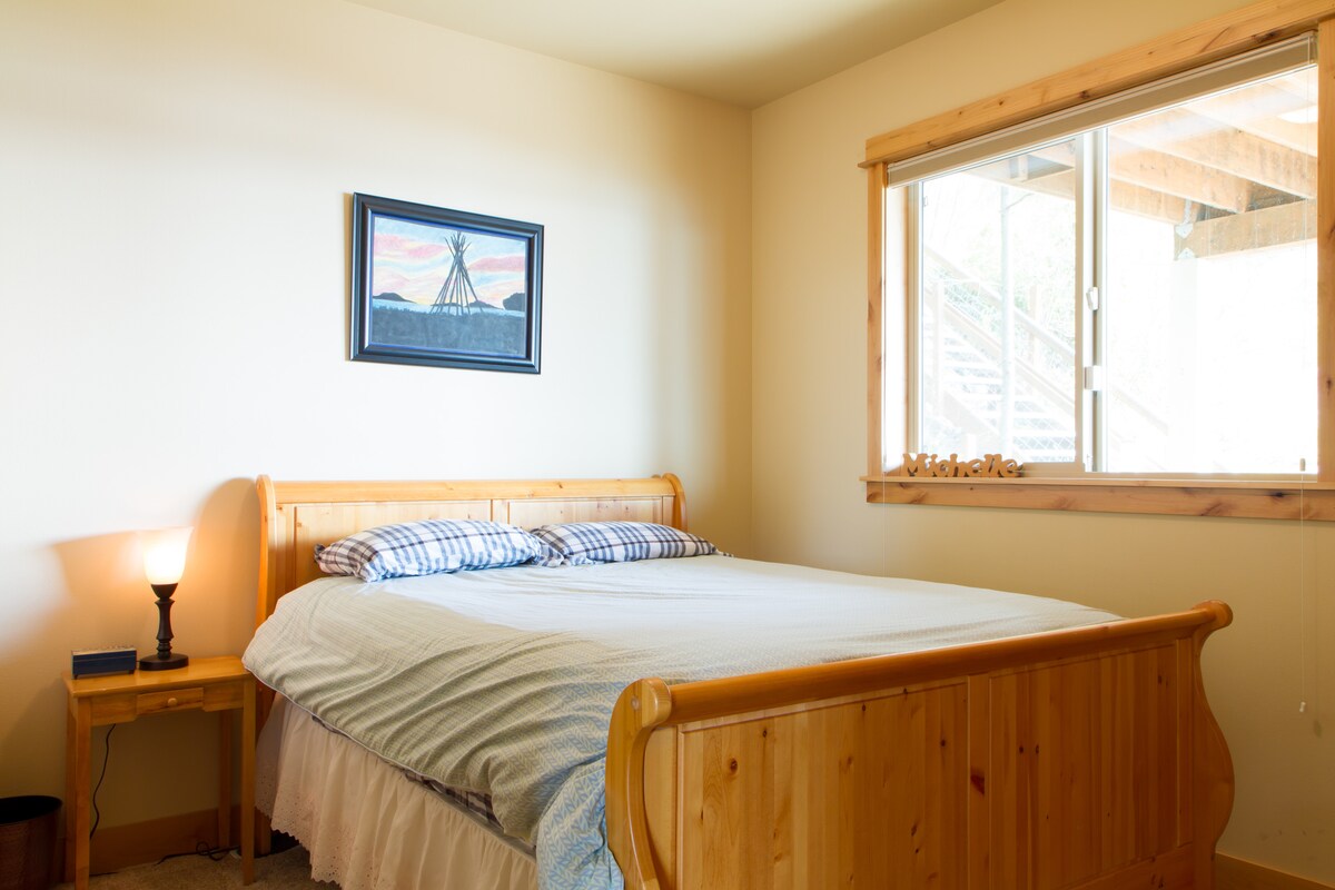 Საძინებელი 1 საწოლით და ნაწილობრივი ხედით