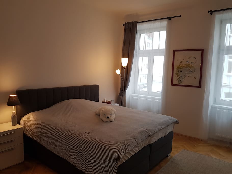 Schlafzimmer mit 2 Fenstern