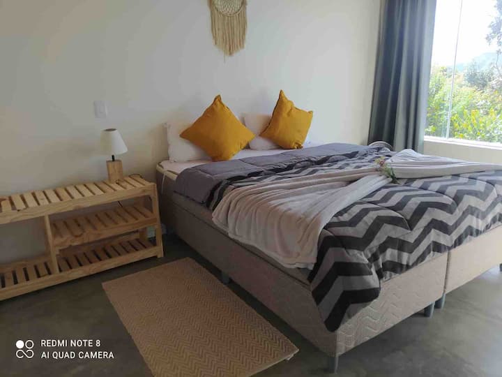 Საძინებელი სახლის ქვედა ნაწილში.