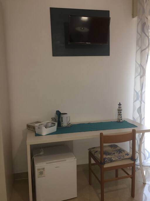 Scrivania con angolo tisane e mini frigo!