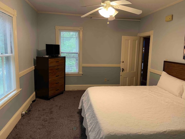 Dormitorio principal con nueva cama tamaño king, nuevo matresse y TV por cable.