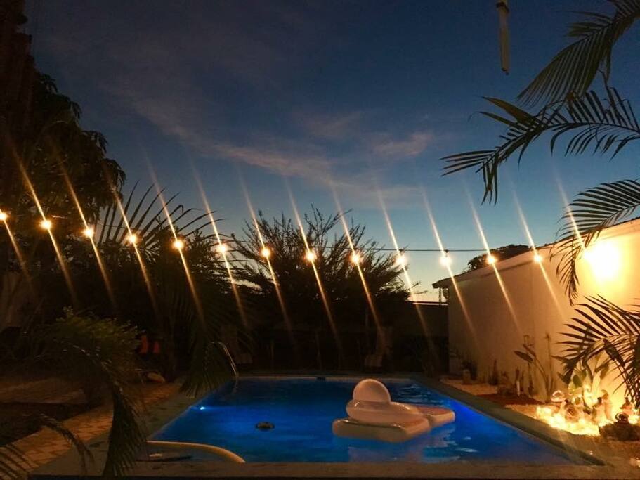 Un ambiente nocturno tranquilo y acogedor
