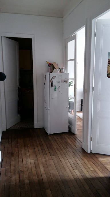 Cuisine au fond du couloir, 1ere porte à droite chambre, 2e porte, salon
