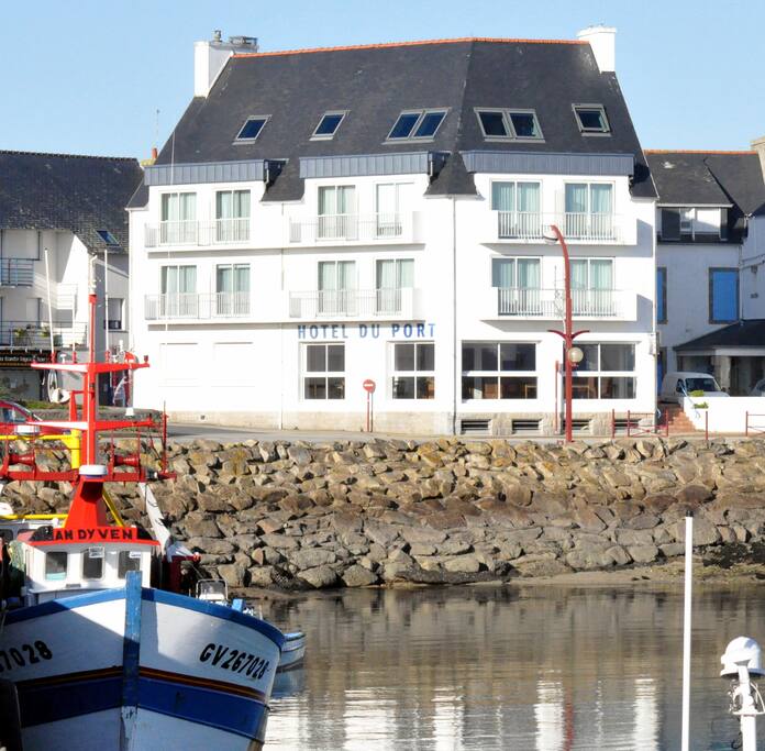 L'appartement est situé au 3ème et dernier étage de cet immeuble sur le port de Lesconil