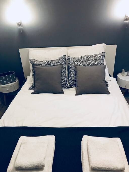 Bedroom with 160 cm bed