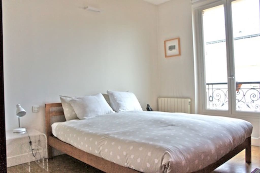 Chambre agréable et lumineuse avec nombreux rangements.
