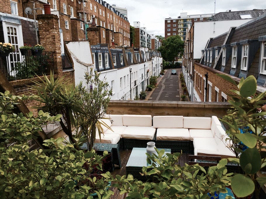 Terrace in the back overlooking a quiet muse (in addition to the small balcony in the living room)