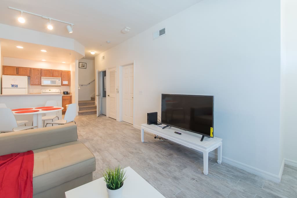 Modern 3BR 2BA townhome at VENETIAN BAY
