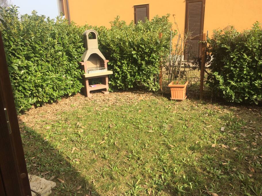 Giardino con barbecue