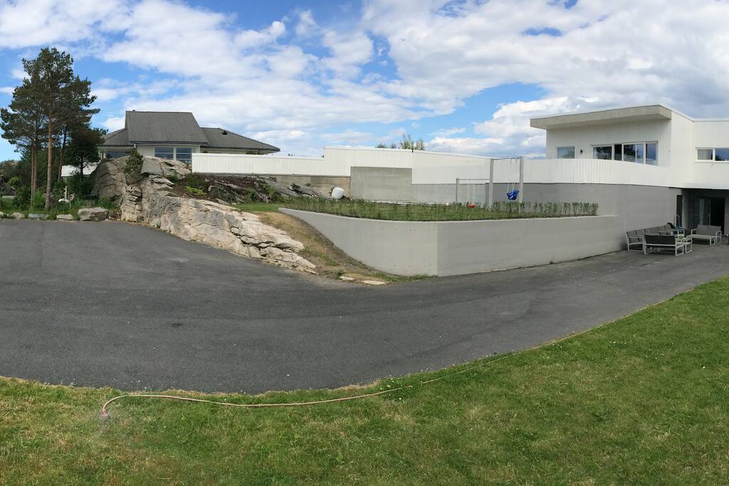 The property is 1600 m2