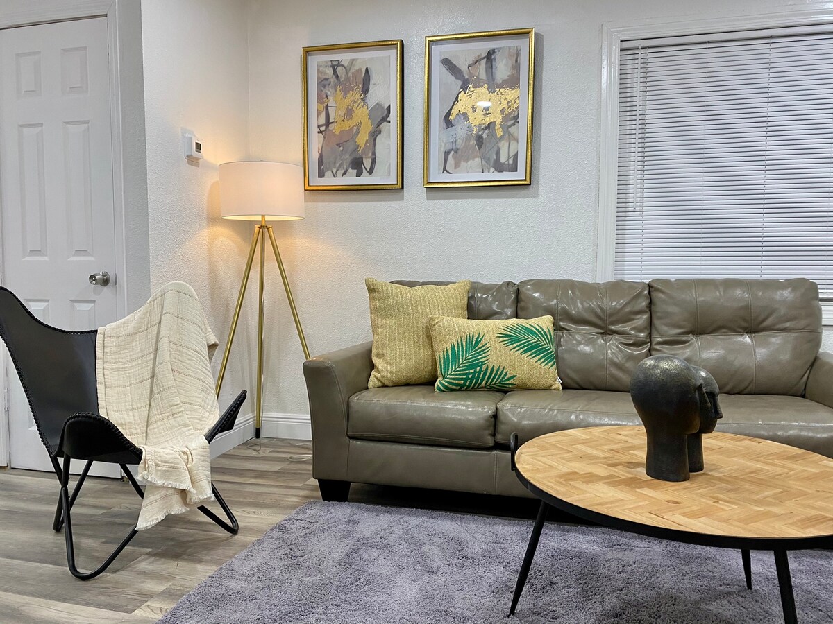 Top Airbnb: Welcome to limoncello retreat! A place to relax .. in Riverbend