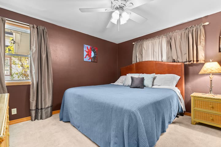 Მთავარ საძინებელში არის საწოლი 193 × 203 სმ.