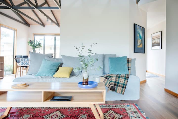 High Country Eco Home With Sweeping Mountain Views - Bright
