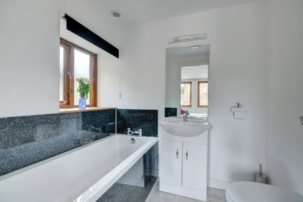 Bluetit King ensuite bathroom