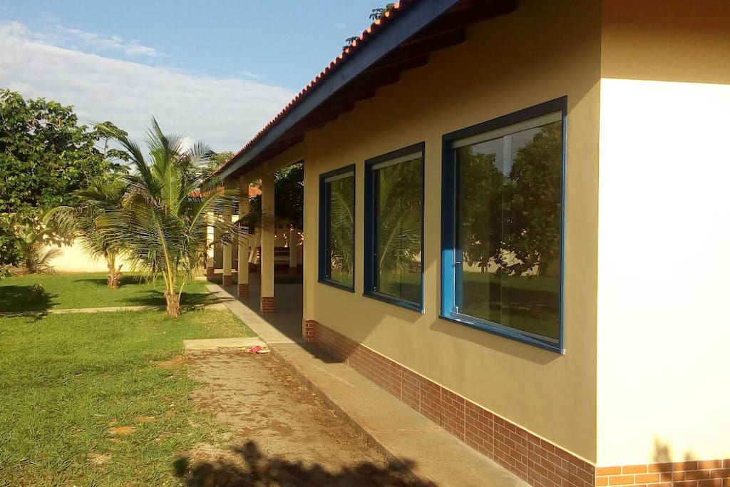 Vista lateral da casa; side view of the house