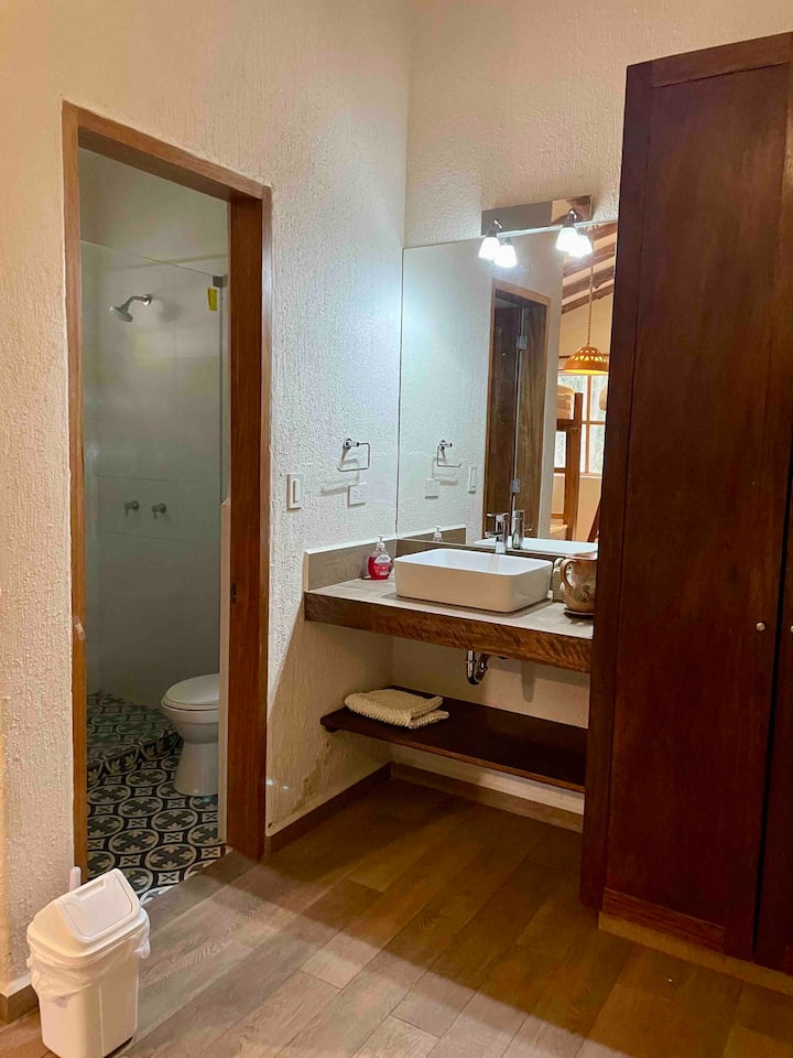 Uno de los cuatro baños de los dormitorios todos son por el estilo.