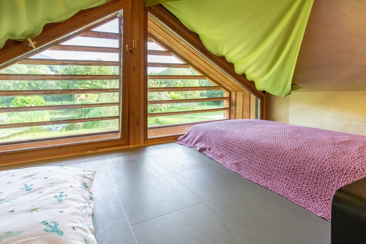 小木屋可容纳两名儿童：一张90 x 200厘米的床和一张70 x 140厘米的床。