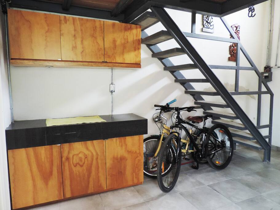Barra de cocina y escalera