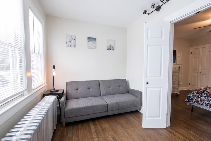 Druga spavaća soba udaljena je samo 1.
Dvokrevetne sobe kao radna soba/ured. 