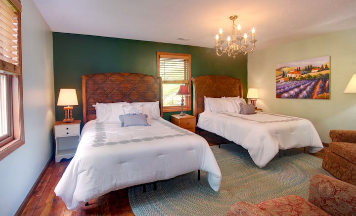 La habitación verde cuenta con dos camas tamaño queen.
