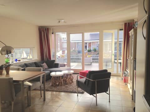 Popular Airbnb listing: Lake house suburban Amsterdam in Wijk 00 Uitgeest
