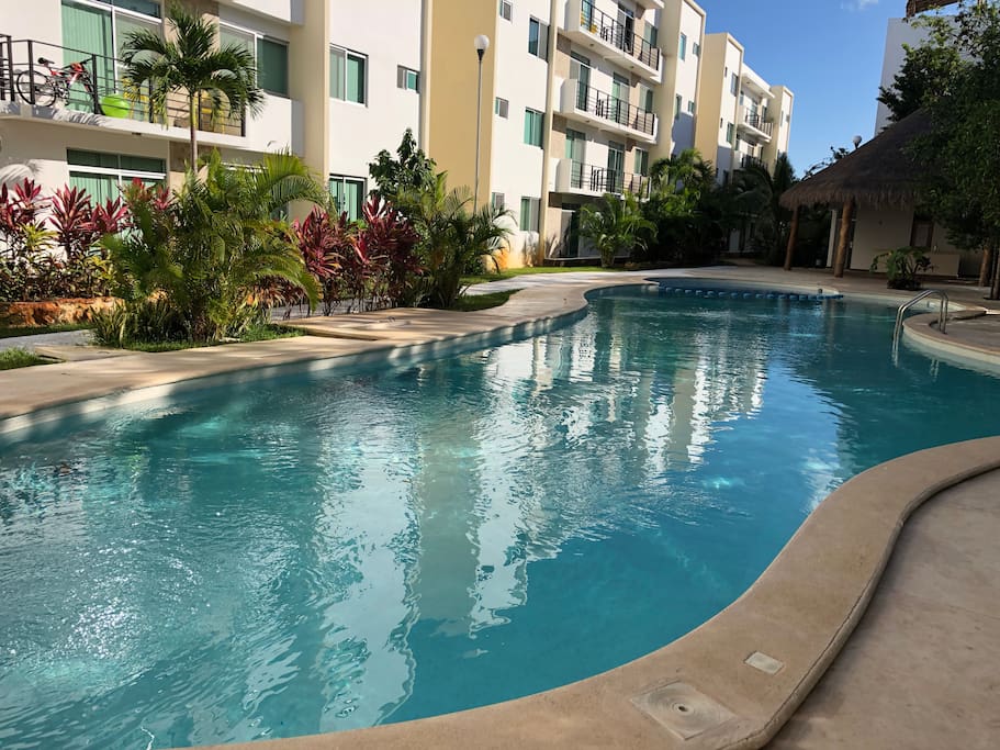 Alberca y Palapa accesible a solo pasos del departamento.
Pool and common areas accesible at few steps away from the apartment.