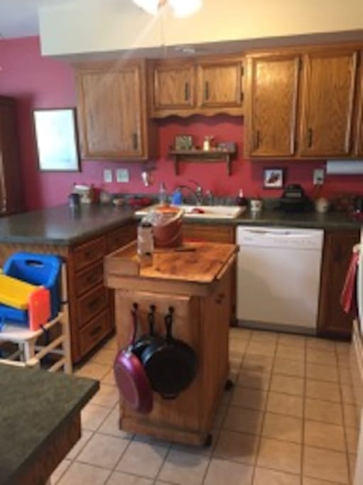 A small, but well-equipped kitchen.